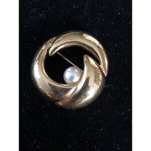 VINTAGE NAPIER GOLD TONE FAUX PEARL MODERNIST DESIGN ROUND BROOCH PIN